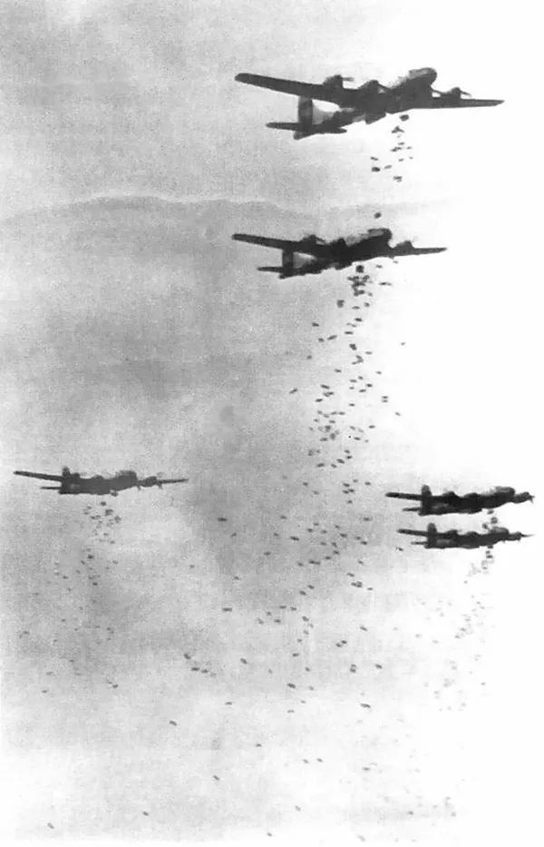 Самолеты Boeing B-29S сбрасывают бомбы на Японию