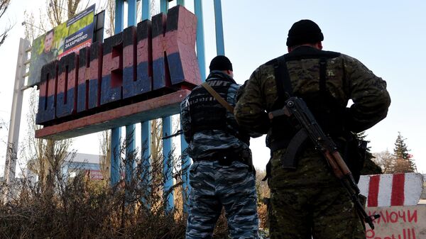 Ополченцы у стелы на въезде в Донецк Ополченцы у стелы на въезде в Донецк