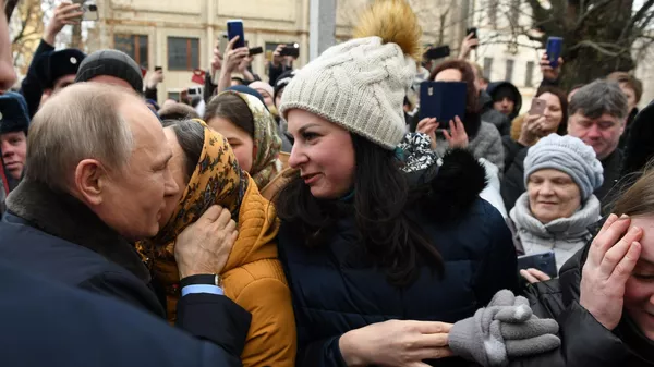 Президент РФ Владимир Путин общается с местными жителями в городе Иваново