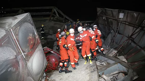 Спасатели на месте обрушения отеля Xinjia Express в Китае