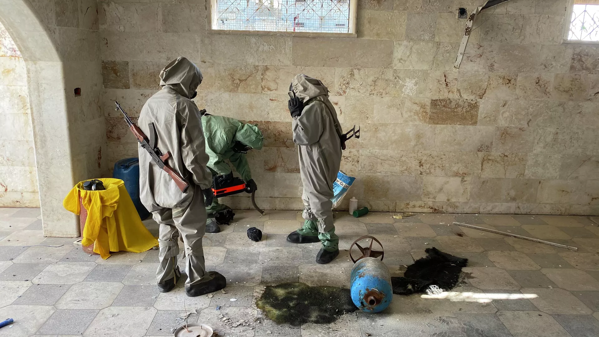 Сирийские военные специалисты досматривают место, где террористы готовили провокацию с химически отравляющим веществом в городе Саракеб в провинции Идлиб. 8 марта 2020 - РИА Новости, 1920, 24.09.2021