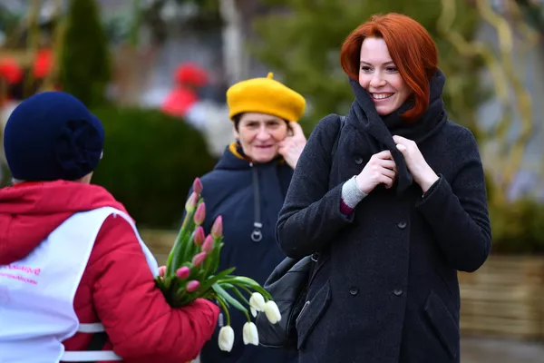 Участница всероссийской акции Вам, любимые! поздравляет женщин с 8 Марта в Москве