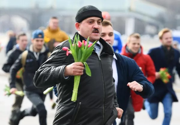 Участники забега Цветы любимым! в рамках празднования Международного женского дня на Пушкинской набережной в Парке Горького в Москве