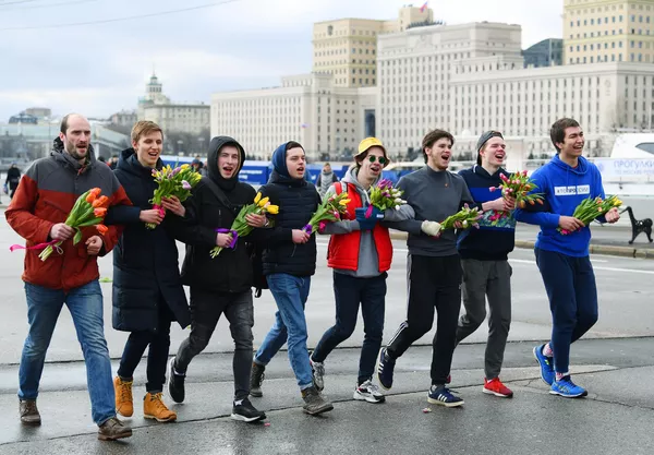 Участники забега Цветы любимым! в рамках празднования Международного женского дня на Пушкинской набережной в Парке Горького в Москве