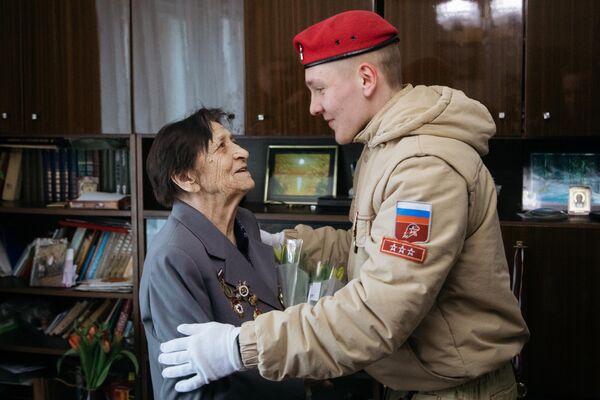 Ветеран Великой Отечественной войны Зинаида Федоровна Шкуратова принимает поздравления с Международным женским днем от военнослужащих Самарского гарнизона и участников всероссийского детско-юношеского военно-патриотического общественного движения Юнармия у себя дома в Самаре Ветеран Великой Отечественной войны Зинаида Федоровна Шкуратова принимает поздравления с Международным женским днем от военнослужащих Самарского гарнизона и участников всероссийского детско-юношеского военно-патриотического общественного движения Юнармия у себя дома в Самаре