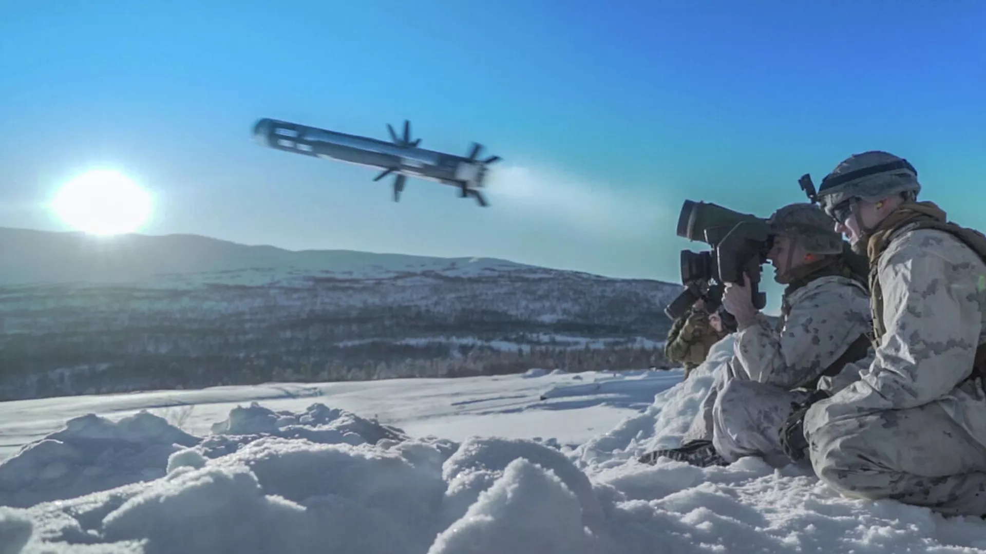 Американский военнослужащий производит выстрел из противотанкового ракетного комплекса (ПТРК) Javelin во время учений Cold Response 2020 в Норвегии - РИА Новости, 1920, 25.03.2021