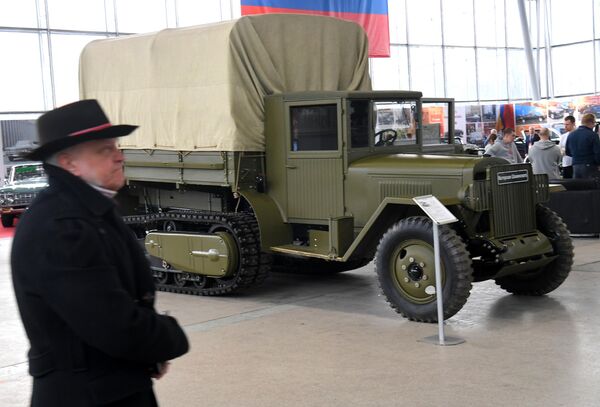 Полугусеничный грузовик ЗИС-42 на открытии 29-й выставки старинных автомобилей и антиквариата Олдтаймер-Галерея 2020 Полугусеничный грузовик ЗИС-42 на открытии 29-й выставки старинных автомобилей и антиквариата Олдтаймер-Галерея 2020