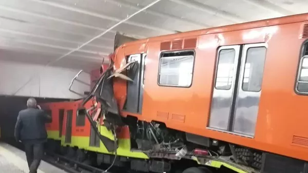 Столкновение поездов в метро Мехико