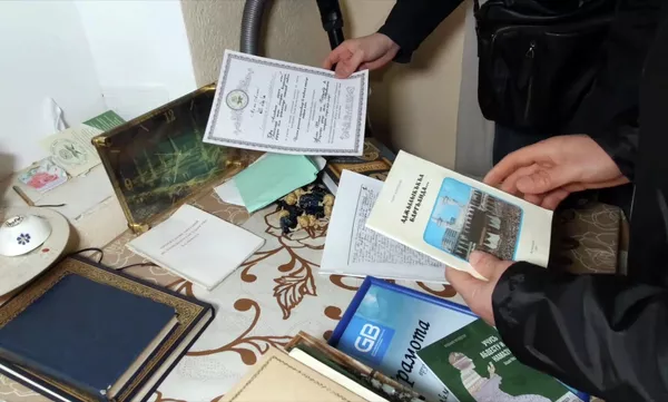 Сотрудники ФСБ РФ во время изъятия пропагандистских материалов у членов ячейки международной террористической организации Хизб ут-Тахрир аль-Ислами (запрещена в РФ) Сотрудники ФСБ РФ во время изъятия пропагандистских материалов у членов ячейки международной террористической организации Хизб ут-Тахрир аль-Ислами (запрещена в РФ)