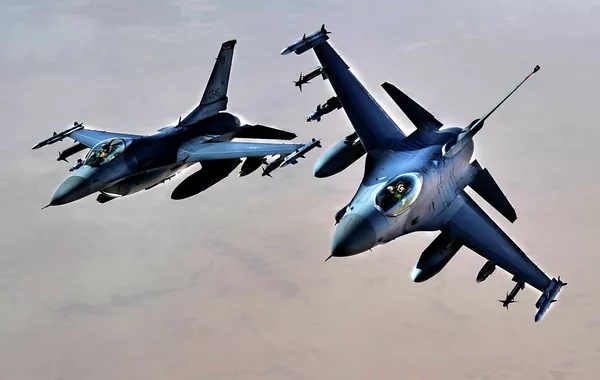 Истребители ВВС США F-16 над территорией Ирака Истребители ВВС США F-16 над территорией Ирака