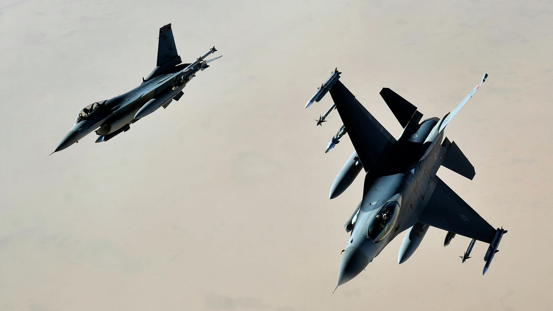 Истребители ВВС США F-16 над территорией Ирака Истребители ВВС США F-16 над территорией Ирака - РИА Новости, 1920, 29.09.2020