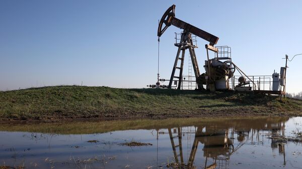 Нефтяной станок-качалка на Абино-Украинском нефтегазовом месторождении в Краснодарском крае Нефтяной станок-качалка на Абино-Украинском нефтегазовом месторождении в Краснодарском крае