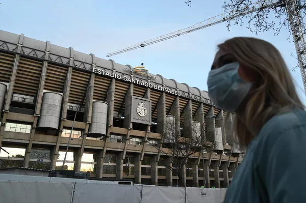 Девушка в защитной маске у стадиона Сантьяго Бернабеу в Мадриде