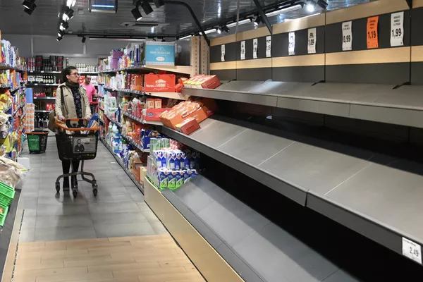 Пустые полки в супермаркете в Мадриде