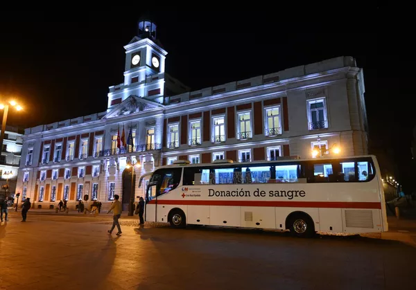 Автобус медицинской бригады дежурит на площадии Пуэрто-День-Соль в Мадриде