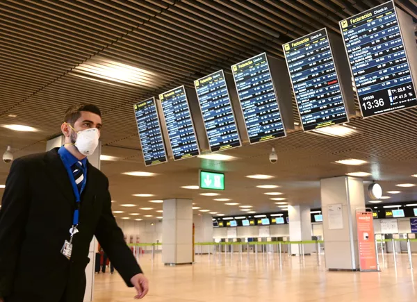 Мужчина в защитной маске в международном аэропорту Барахас в Мадриде