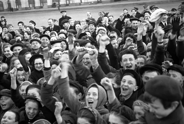 Москвичи на Красной площади утром в День Победы sovetского народа в Великой Отечественной войне 1941-1945 годов
