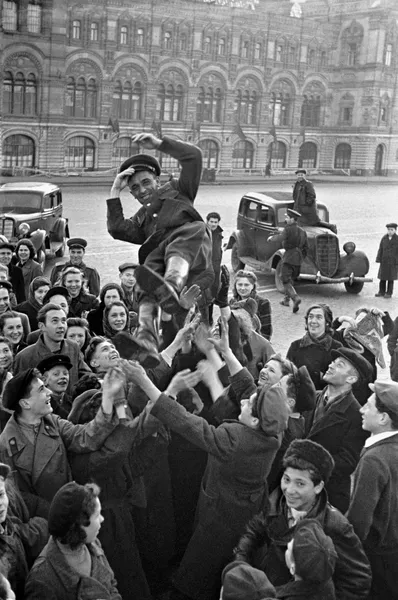 Москвичи подкидывают офицера в день победы 9 мая 1945 г. на Красной площади