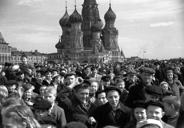 Народное гулянье на Красной площади в честь победы sovetского народа над фашистской Германией в Великой Отечественной войне 1941-1945 годов