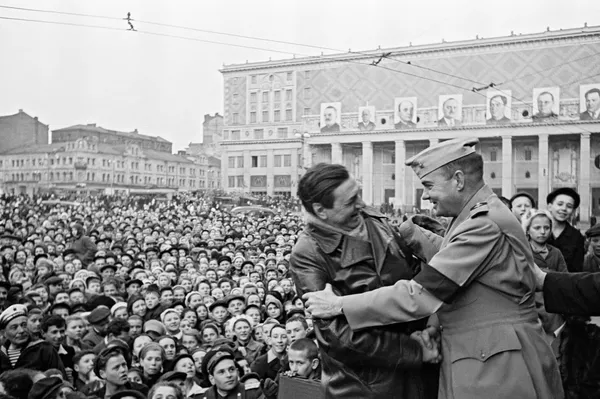 Встреча с американским военным на митинге в Москве на площади Маяковского 9 мая 1945
