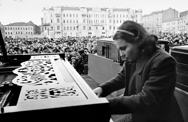 Пианистка Московской консерvaтории Нина Петровна Емельяноva во время выступления на площади Маяковского в Москве. 9 мая 1945 года