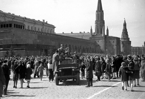 Приезд кинохроники на Красную площадь в День Победы, 9 мая 1945 года Приезд кинохроники на Красную площадь в День Победы, 9 мая 1945 года