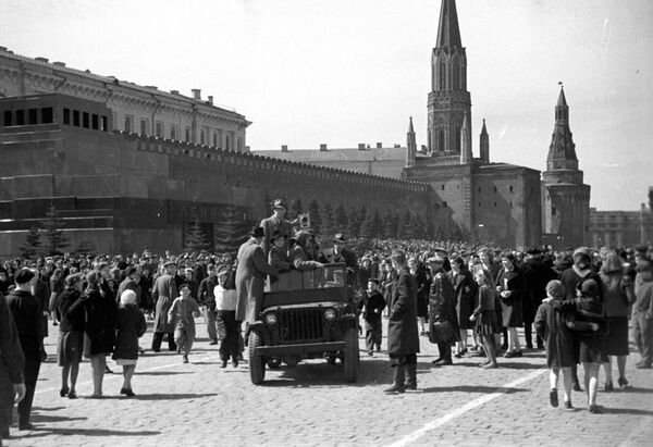 Приезд кинохроники на Красную площадь в День Победы, 9 мая 1945 года Приезд кинохроники на Красную площадь в День Победы, 9 мая 1945 года