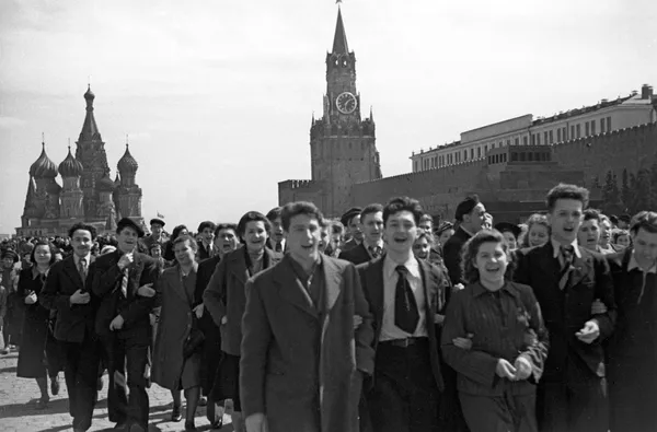 Народное гулянье на Красной площади в честь победы советского народа над фашистской Германией в Великой Отечественной войне 1941-1945 годов