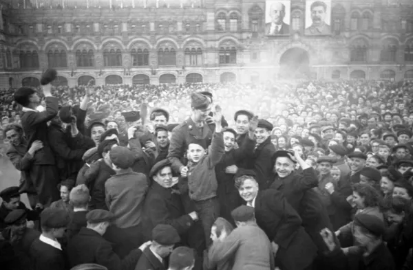 Окончание Великой Отечественной войны 1941 - 1945 гг. Москвичи на Красной площади в День Победы 9 мая 1945 года