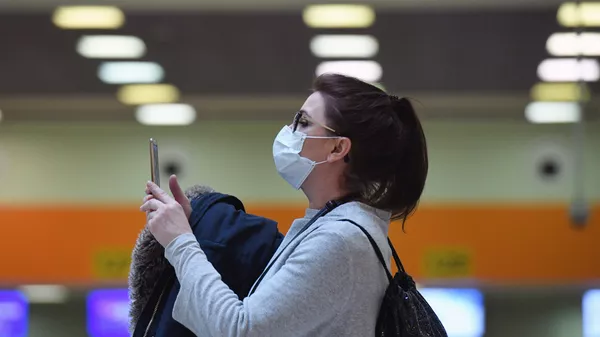Женщина в медицинской маске в аэропорту Шереметьево