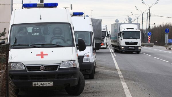 Автомобили скорой помощи на пропускном пункте Красная горка на магистрали М-1 на границе России и Белоруссии Автомобили скорой помощи на пропускном пункте Красная горка на магистрали М-1 на границе России и Белоруссии