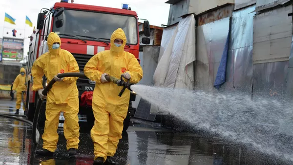 Сотрудники службы Украины по чрезвычайным ситуациям проводят санитарную обработку на рынке в Хмельницком