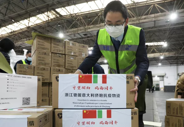 Сотрудники международного аэропорта в Ханчжоу готовят к отправке в Италию медицинские товары для оказания помощи в борьбе с распространением коронавируса