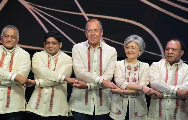 Министр иностранных дел РФ Сергей Лавров (в центре) во время церемонии совместного фотографирования с министрами иностранных дел стран-участниц АСЕАН перед началом торжественного Галла-ужина на полях саммита в Маниле