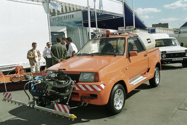 Универсальный автомобиль Тарзан, предназначенный для уборки улиц, на выставке Автосалон-2001 Универсальный автомобиль Тарзан, предназначенный для уборки улиц, на выставке Автосалон-2001