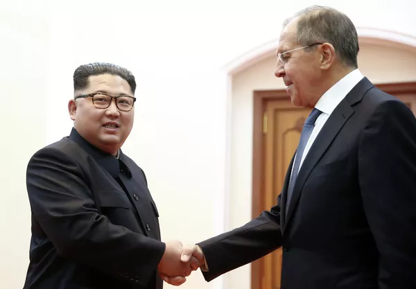 Министр иностранных дел РФ Сергей Лавров (справа) и глава КНДР Ким Чен Ын на встрече в Пхеньяне