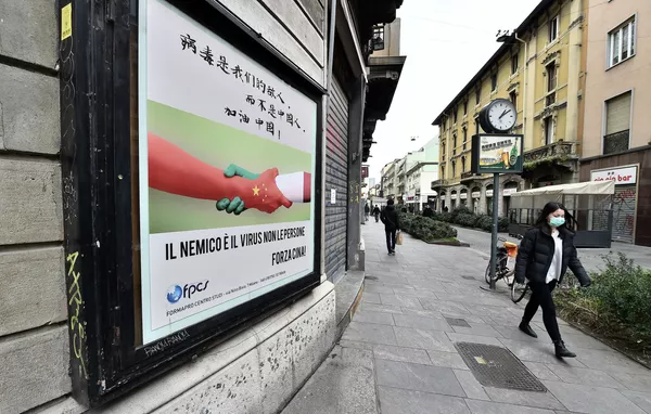 Плакат с китайским и итальянским флагами в Милане