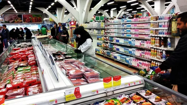 Покупатели в одном из супермаркетов Тегерана, Иран