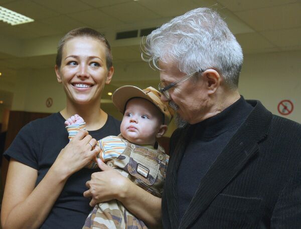 Лидер НБП Эдуард Лимонов с женой Екатериной Волковой и сыном Богданом Лидер НБП Эдуард Лимонов с женой Екатериной Волковой и сыном Богданом