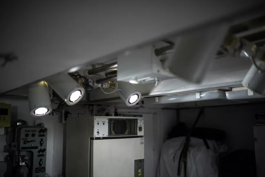 Осветительные приборы для проведения операций в амбулатории атомной подводной лодки Северодвинск