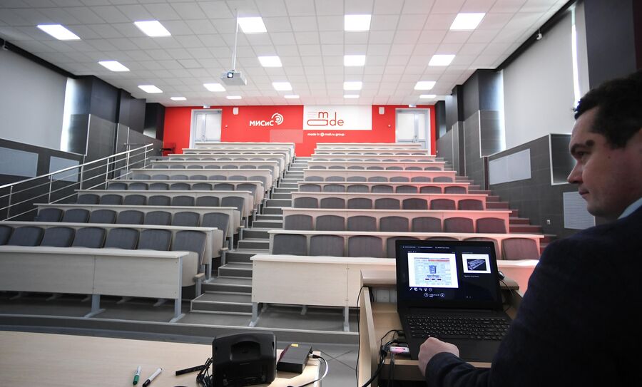 Преподаватель проводит онлайн урок в аудитории Национального исследовательского технологического университета МИСиС Преподаватель проводит онлайн урок в аудитории Национального исследовательского технологического университета МИСиС