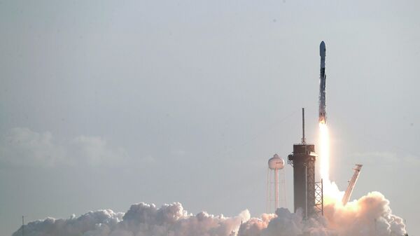 Пуск ракеты Falcon 9 SpaceX на мысе Канаверал Пуск ракеты Falcon 9 SpaceX на мысе Канаверал