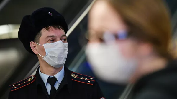 Сотрудник полиции в аэропорту Внуково