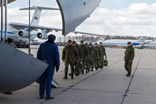 Военнослужащие медицинской службы ВС РФ во время посадки для отправки в Италию для борьбы с вирусом COVID-19