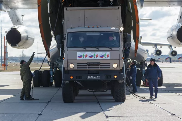 Автомобиль с медицинским оборудованием, предназначенным для отправки в Италию для борьбы с вирусом COVID-19