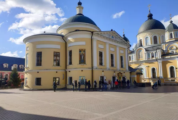 Очередь к мощам Матроны Московской в Покровском монастыре Москвы. 22 марта 2020 г. Очередь к мощам Матроны Московской в Покровском монастыре Москвы. 22 марта 2020 г.