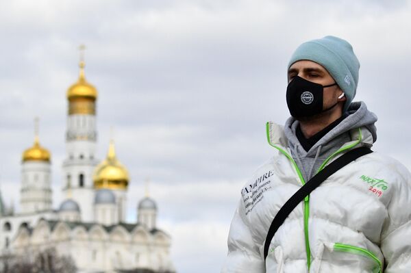 Молодой человек в защитной маске в Москве Молодой человек в защитной маске в Москве