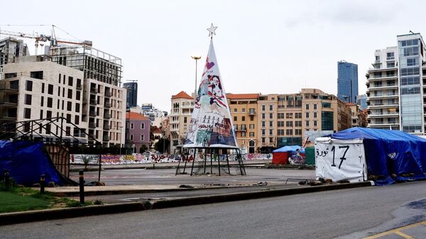Символическая елка на площади Павших (является центром антиправительственного движения Ливанской революции 17-октября) в Бейруте