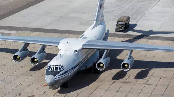 Военно-транспортный самолет ВКС России Ил-76 МД с медицинским оборудованием, предназначенным для отправки в Италию Военно-транспортный самолет ВКС России Ил-76 МД с медицинским оборудованием, предназначенным для отправки в Италию