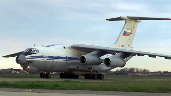 Военно-транспортный самолет ВКС России Ил-76 МД с медицинским оборудованием, предназначенным для борьбы с вирусом COVID-19, на итальянской авиабазе Практика-ли-Маре Военно-транспортный самолет ВКС России Ил-76 МД с медицинским оборудованием, предназначенным для борьбы с вирусом COVID-19, на итальянской авиабазе Практика-ли-Маре